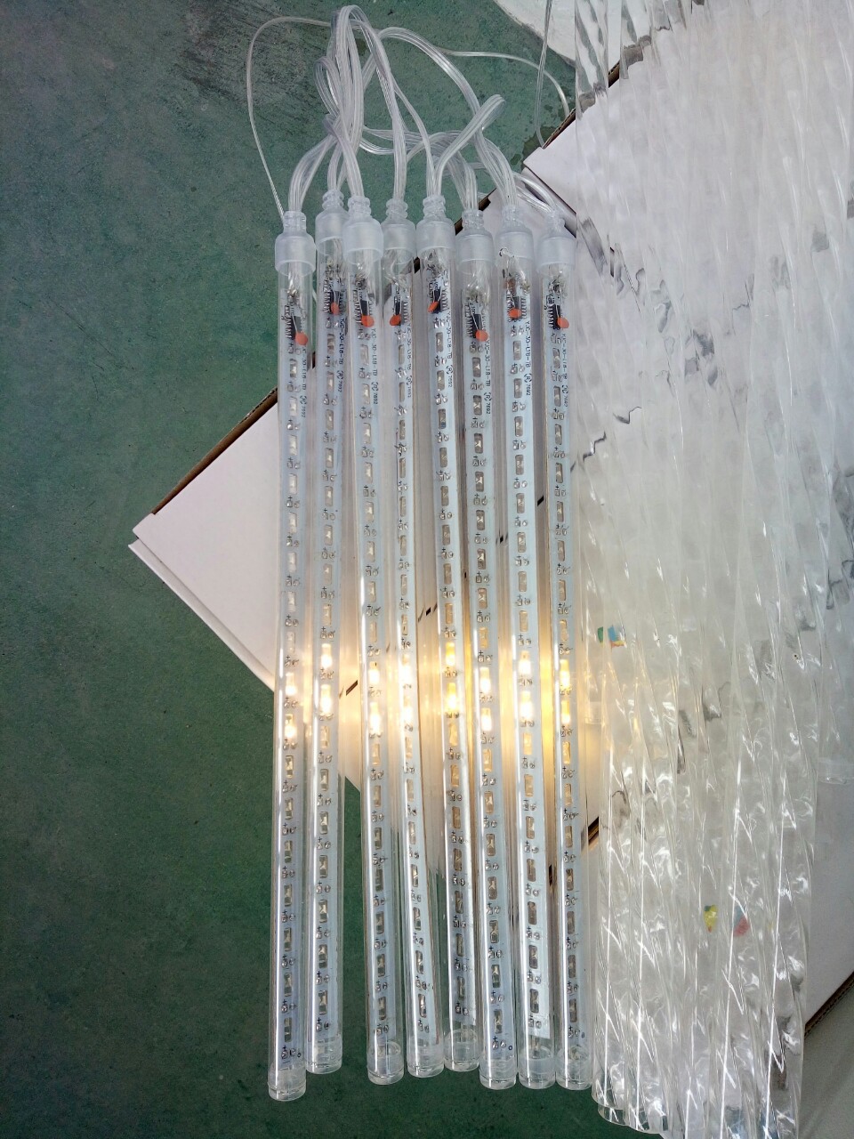 厂家生产供应LED流星雨灯串30cm8支套装同步变幻流星雨示例图1