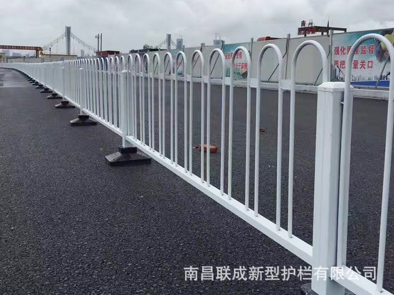 供应热镀锌京式道路护栏 厂家直销道路交通M型护栏 市政道路护栏示例图11