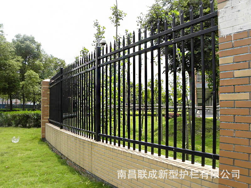 厂家定做C型围墙防护栏 小区别墅防护隔离栏 防撞庭院围墙护栏示例图9