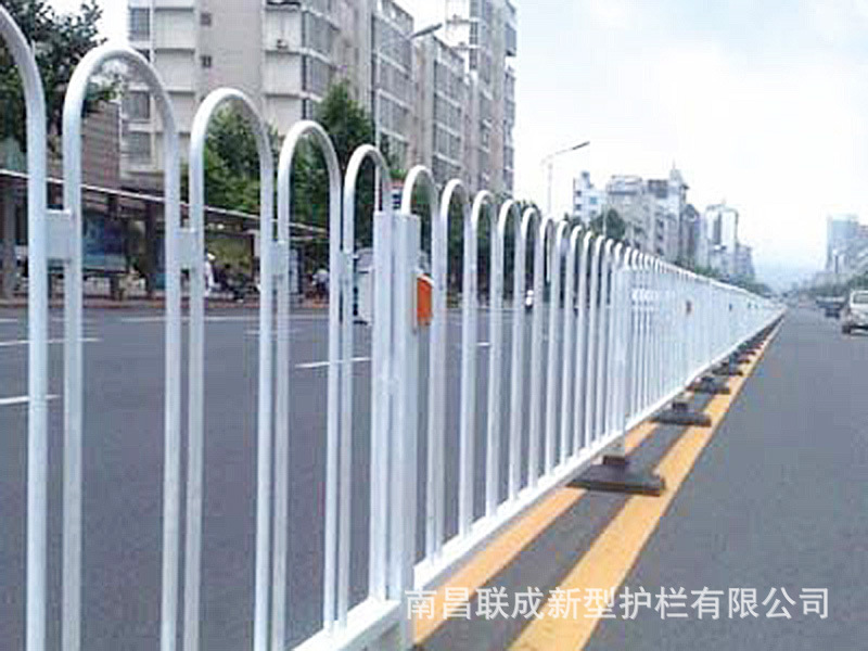 供应热镀锌京式道路护栏 厂家直销道路交通M型护栏 市政道路护栏示例图9