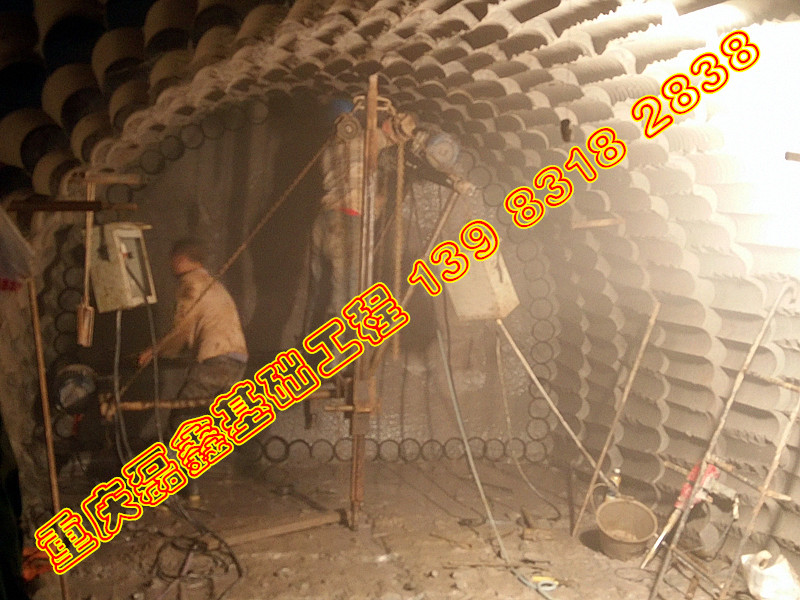 人工水磨钻钻拱形隧道.jpg