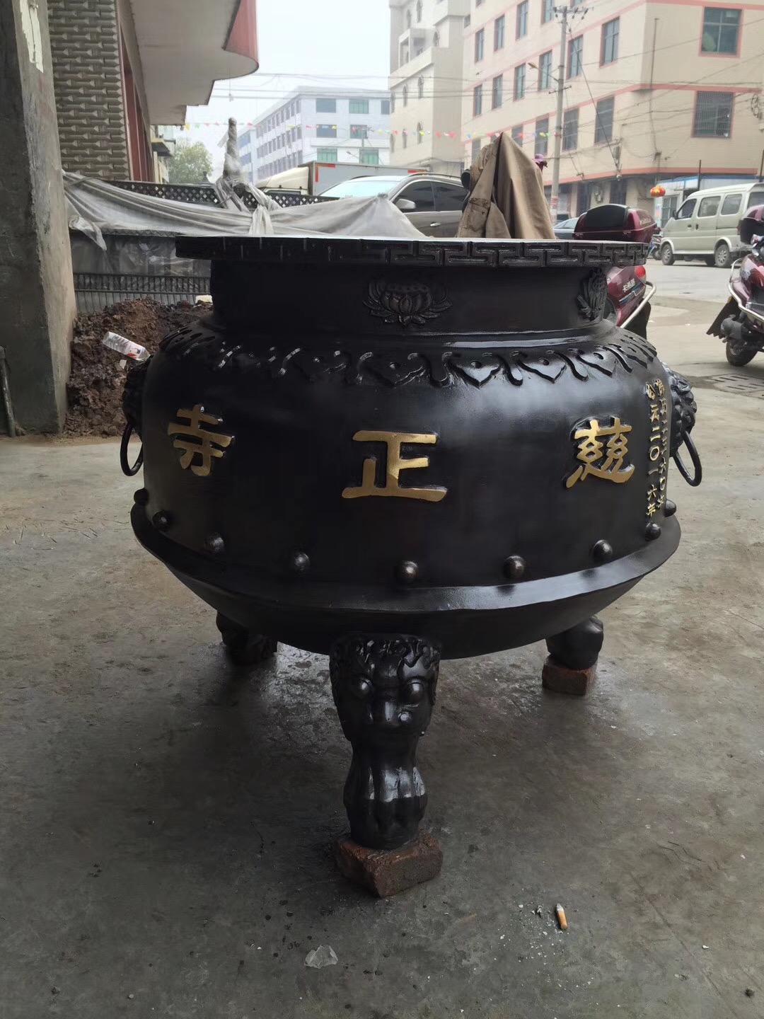 香炉铸造铸铜圆形香炉，圆形小香炉带盖圆四龙柱香炉价格