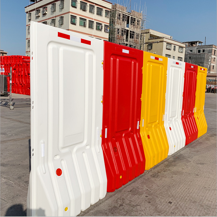 江门畅达公司供应 定做黄色警示高栏水马 1.8米防撞塑料门板水马护栏1