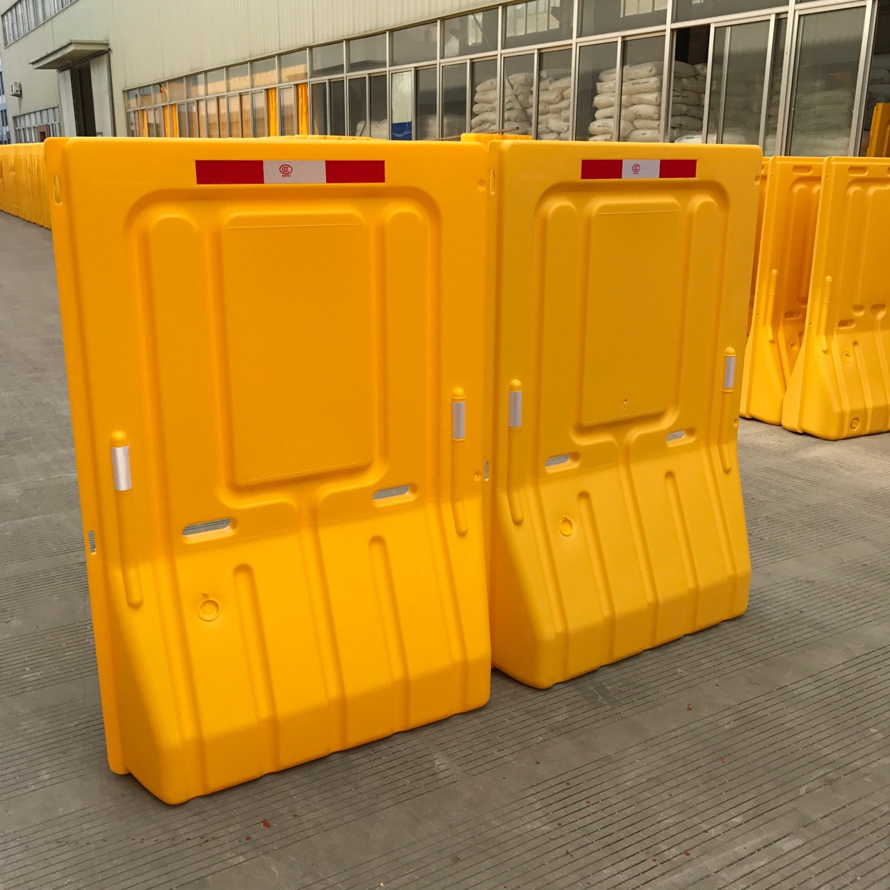 江门畅达公司供应 定做黄色警示高栏水马 1.8米防撞塑料门板水马护栏5