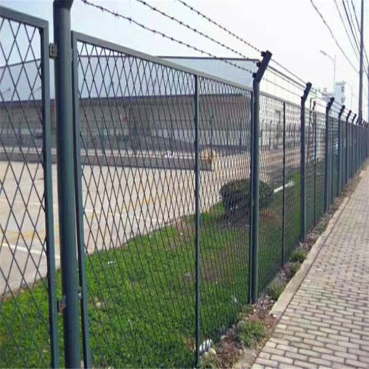 球场护栏安装 勾花护栏网 河北中峰厂家定做 球场护栏网规格 体育场围网8
