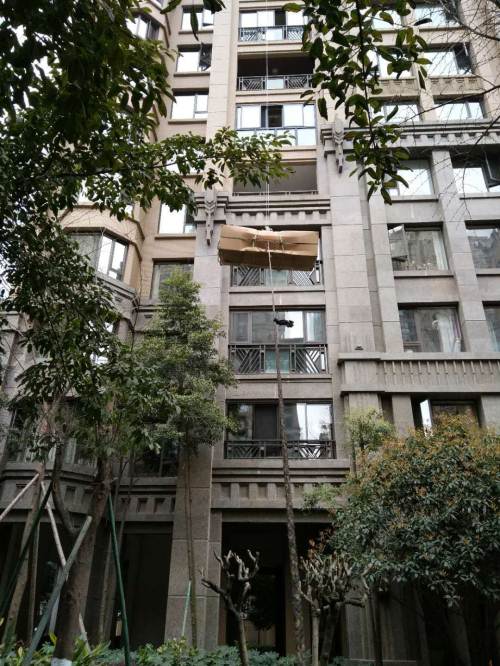 上海吊大理石浴缸 上海大树板吊装上楼 上海红木家具桌面吊运8
