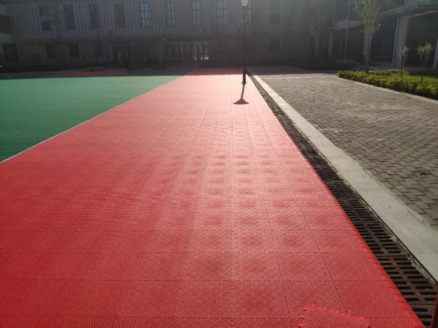 篮球场悬浮地板铺装幼儿园地板厂家红 运动跑道、人造草坪 河南新乡地板厂家1