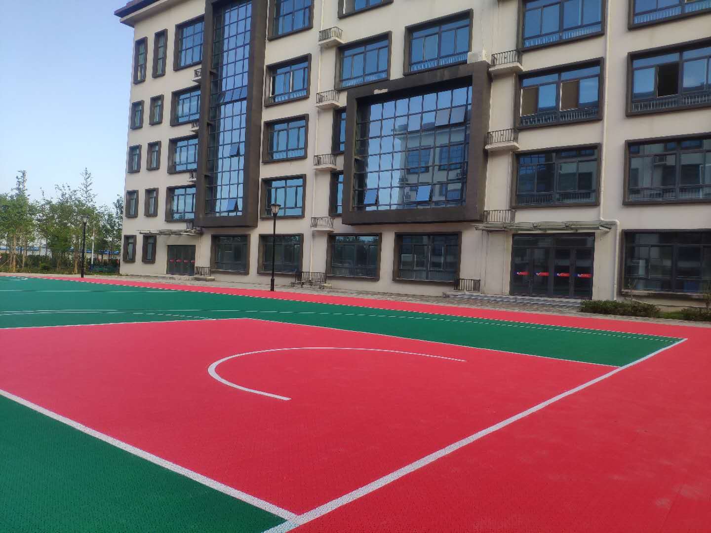 运动跑道、人造草坪 河南省洛阳市篮球场悬浮地板铺装幼儿园地板厂家红1