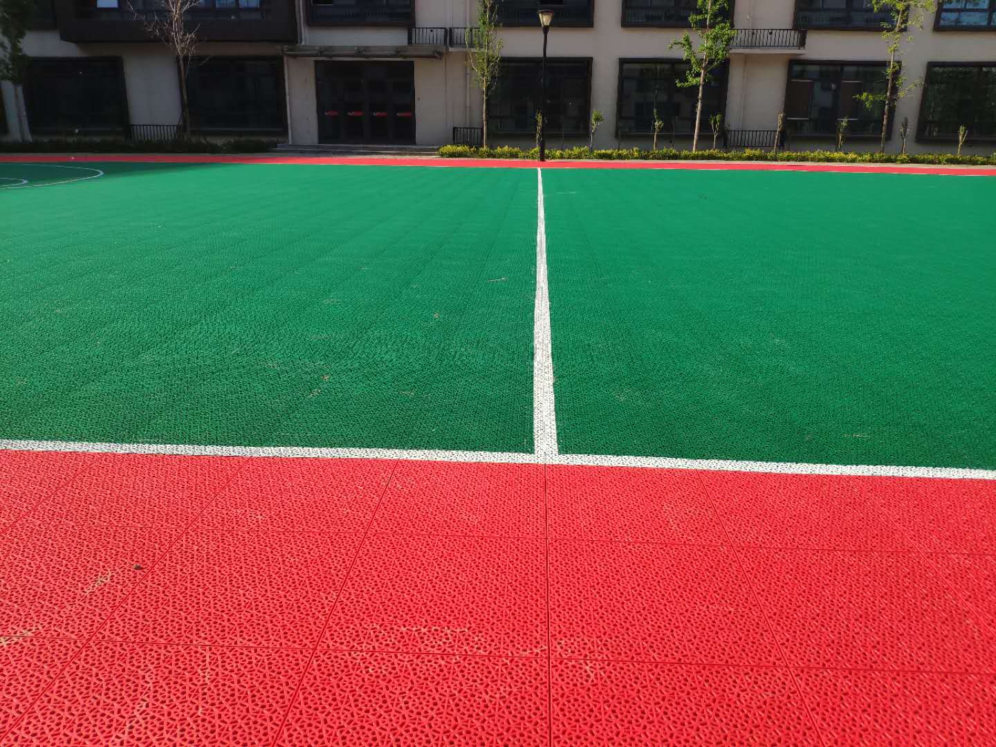 篮球场悬浮地板铺装幼儿园地板厂家红 运动跑道、人造草坪 河南新乡地板厂家5