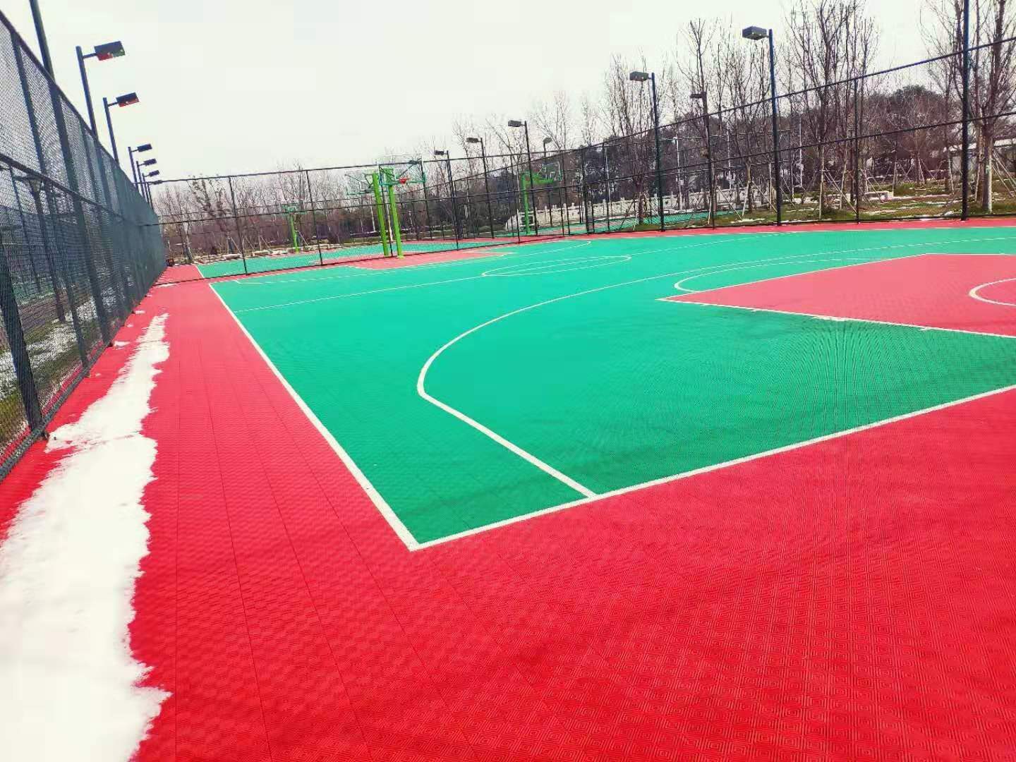 运动跑道、人造草坪 河南省洛阳市篮球场悬浮地板铺装幼儿园地板厂家红9