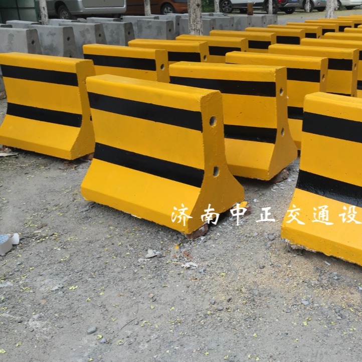 济南中正 小区物业道路隔离设施 厂家供应60cm水泥隔离墩 公路防撞墩1