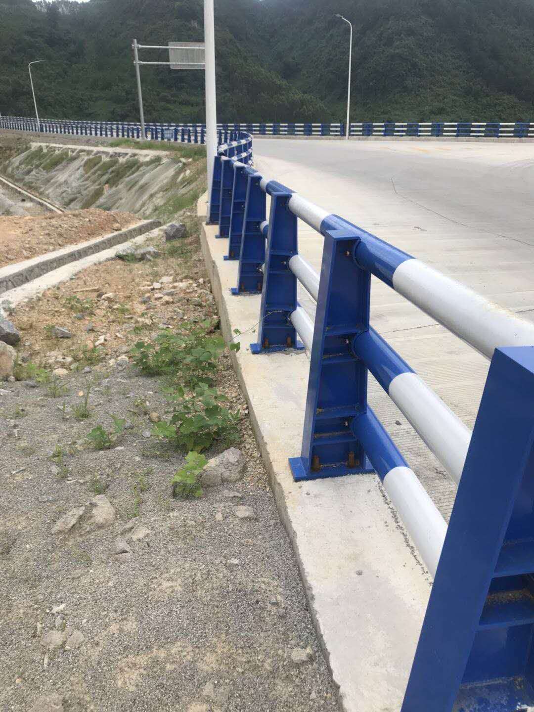 厂家定制桥梁护栏 防撞 景观护栏立柱 不锈钢护栏河道复合管护栏1