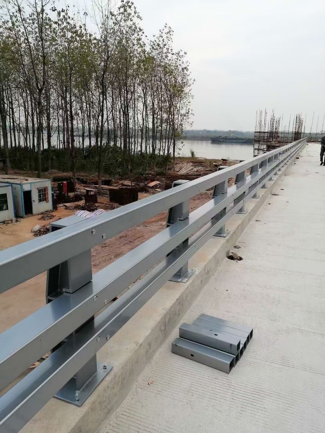 供应山东耐用的桥梁护栏价格高强焊接拼装 防撞设施6
