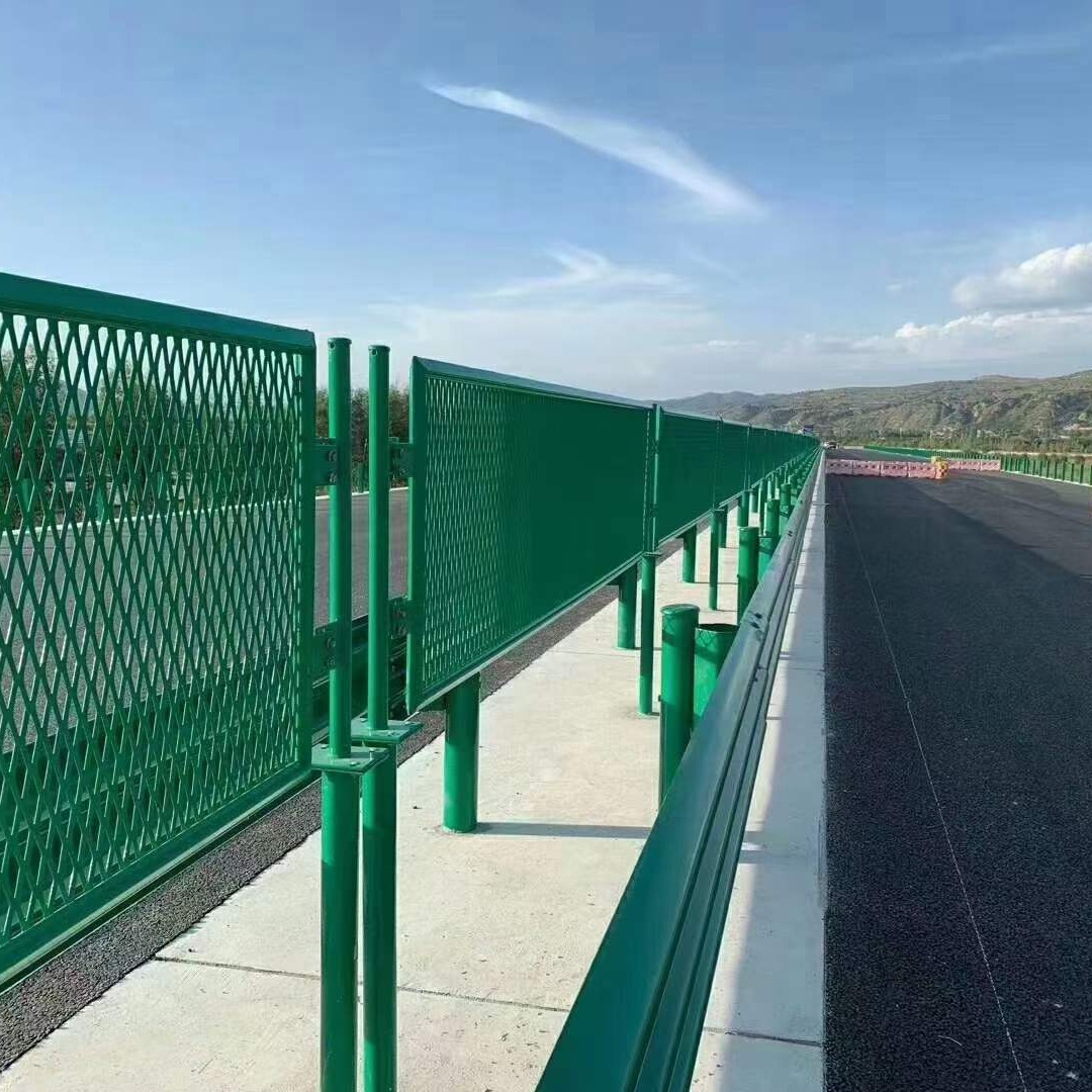 路广高速公路防眩网 公路隔离护栏网 绿色钢板网护栏