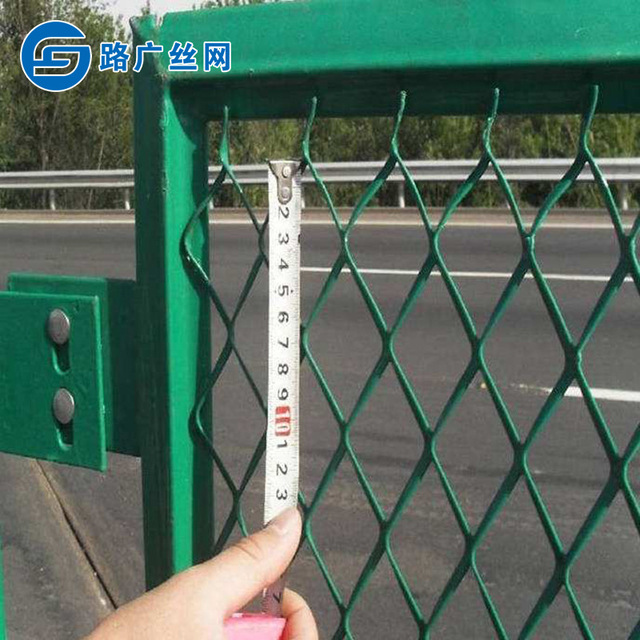 路广高速公路防眩网 公路隔离护栏网 绿色钢板网护栏6
