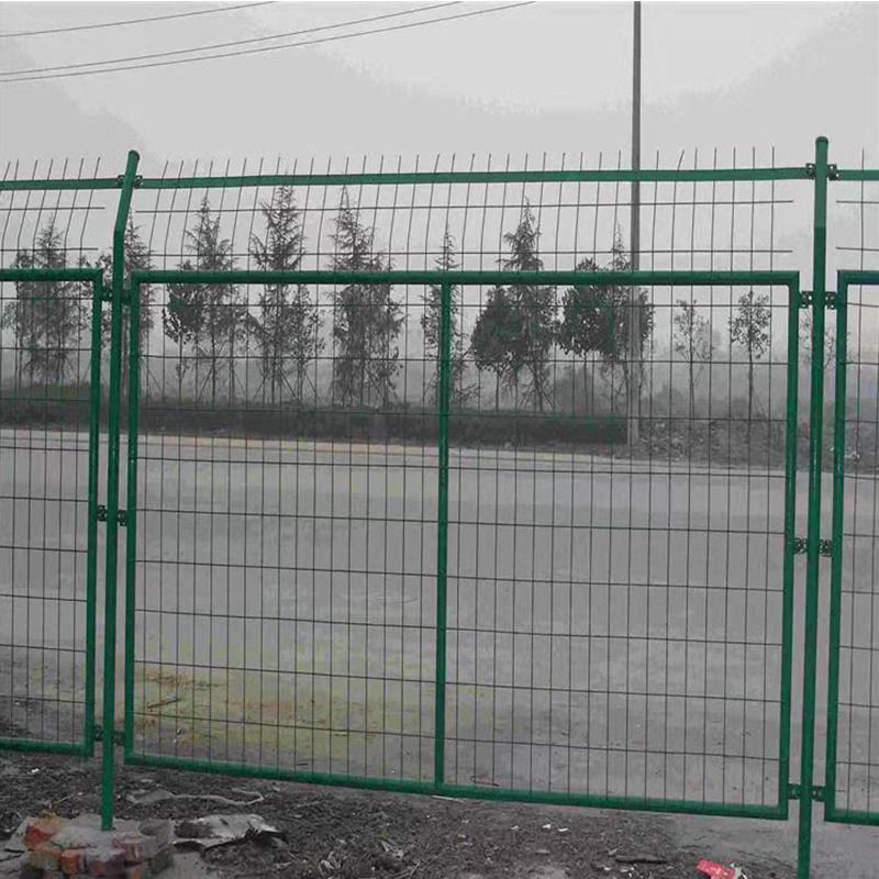 双边丝喷塑围栏镀锌桃型柱护栏网持美铁路防抛护栏网