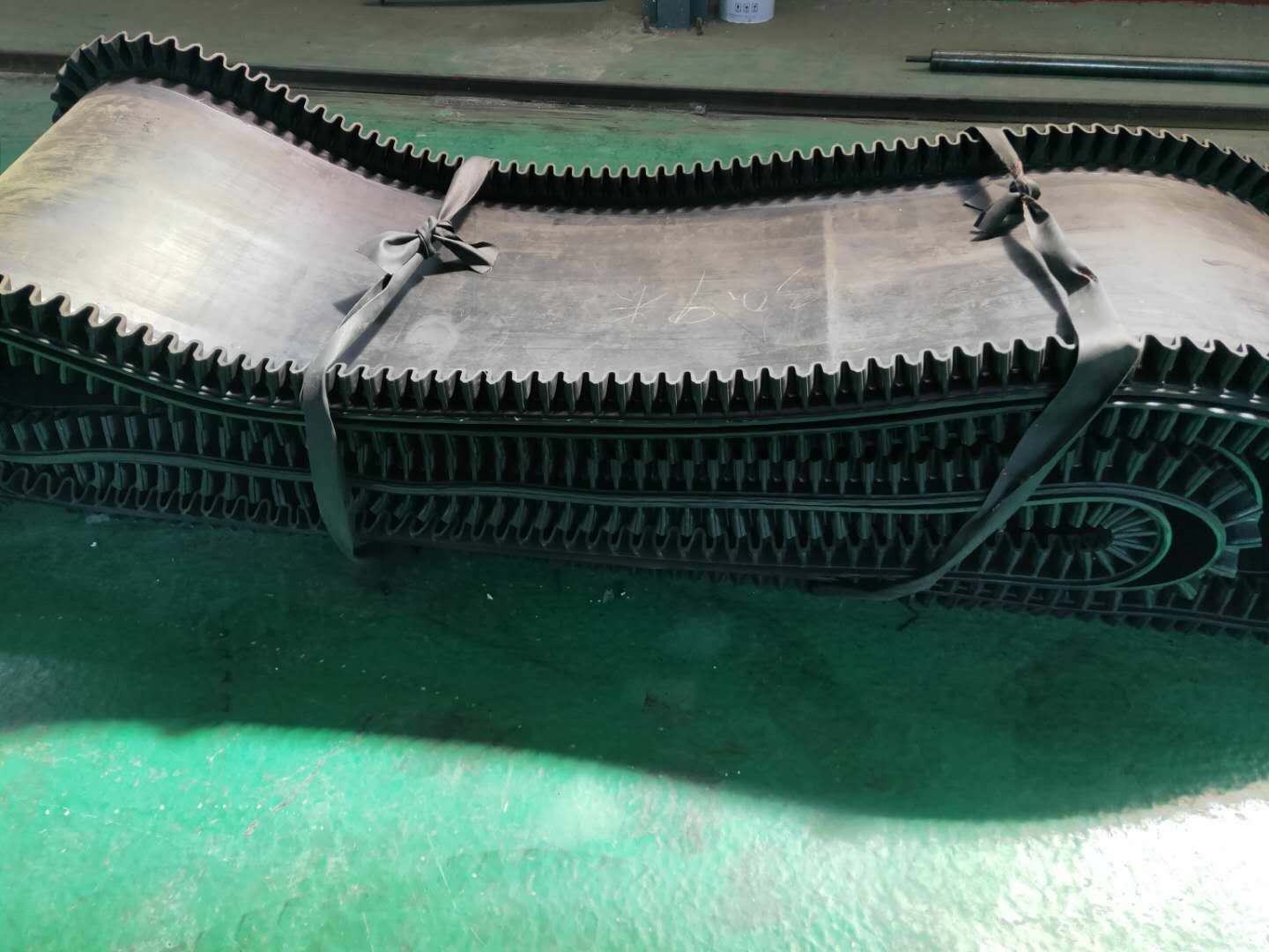橡膠輸送帶 花紋輸送帶 砂石料廠輸送帶 供應(yīng)各種輸送帶3