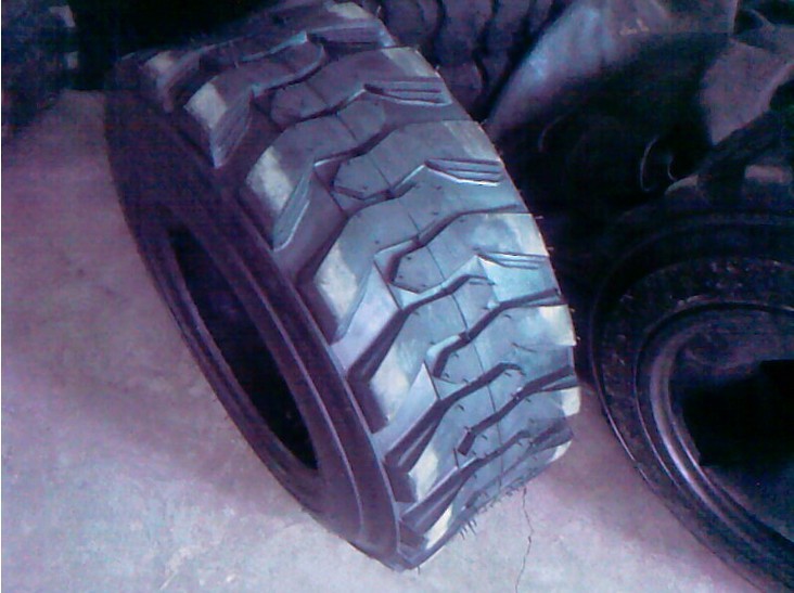 滑移装载机轮胎 R4花纹轮胎 12-16.5轮式挖掘机车轮胎2