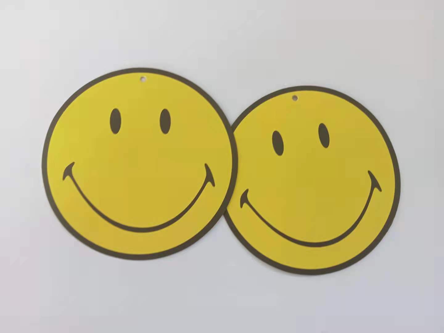 厂家直销黄色笑脸圆形吊牌 可用作多种商品包装辅料 特种纸吊牌 现货3