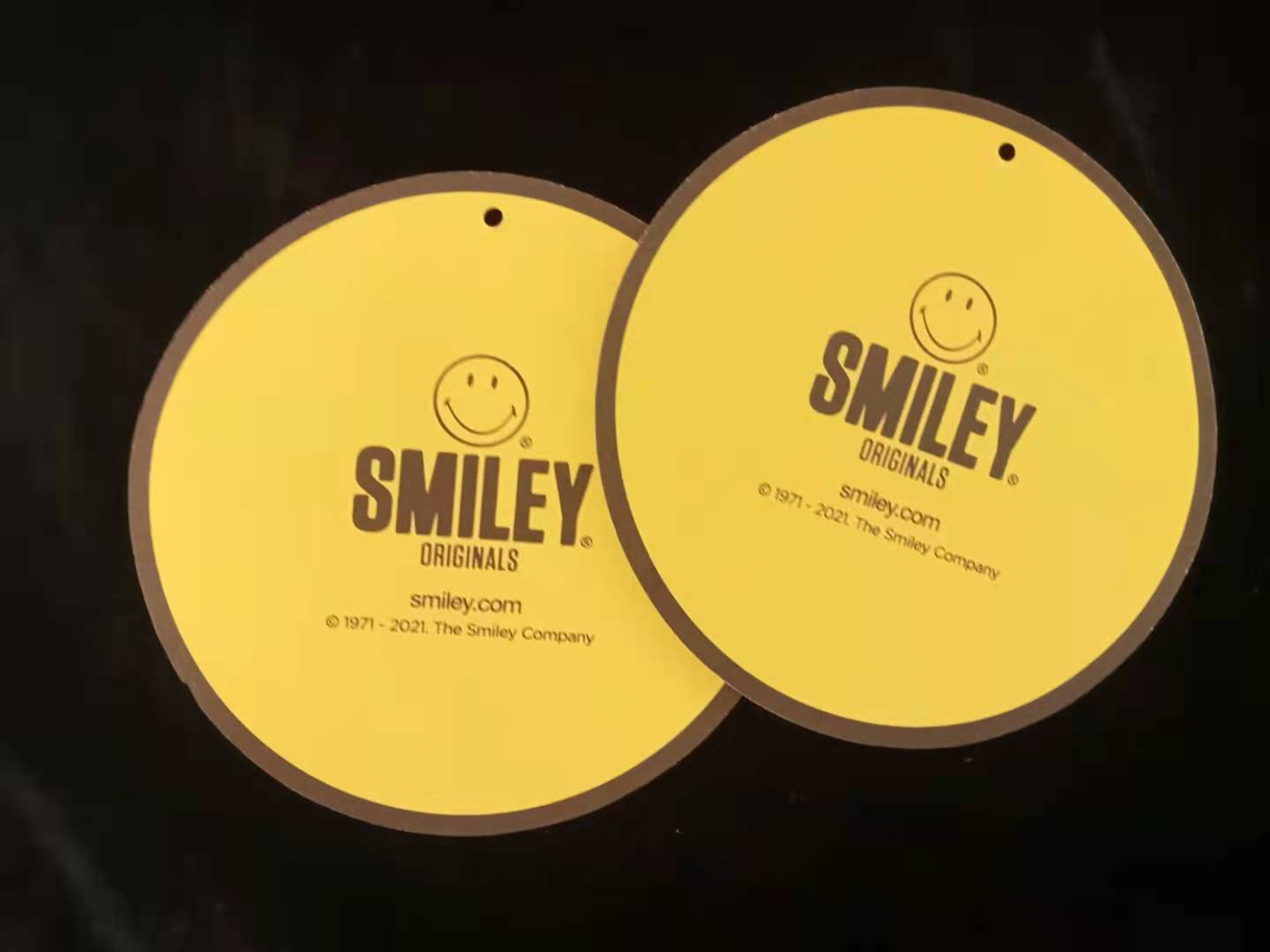 厂家直销黄色笑脸圆形吊牌 可用作多种商品包装辅料 特种纸吊牌 现货5