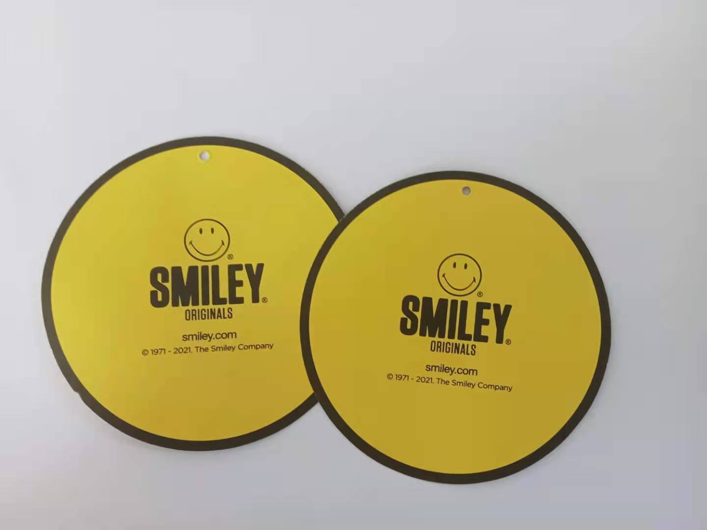 厂家直销黄色笑脸圆形吊牌 可用作多种商品包装辅料 特种纸吊牌 现货4