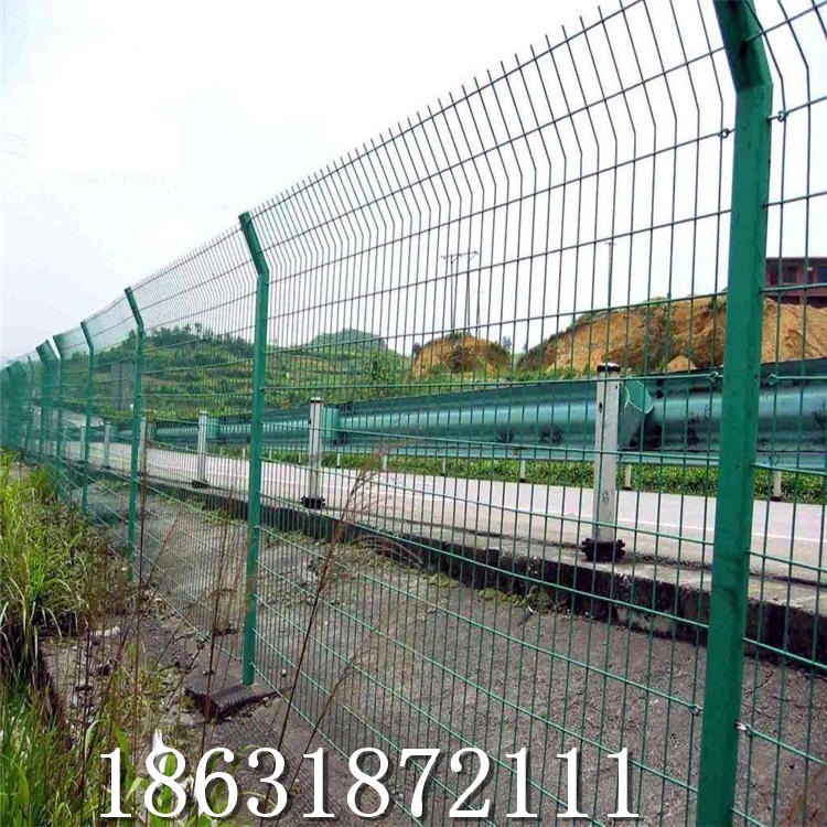 公路隔离防护浸塑双边丝护栏网 龙润厂家现货低碳钢丝双边丝护栏网