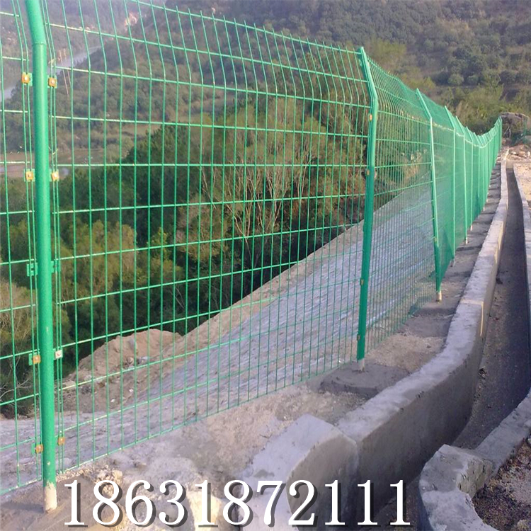 公路隔离防护浸塑双边丝护栏网 龙润厂家现货低碳钢丝双边丝护栏网8