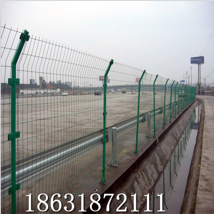 公路隔离防护浸塑双边丝护栏网 龙润厂家现货低碳钢丝双边丝护栏网2