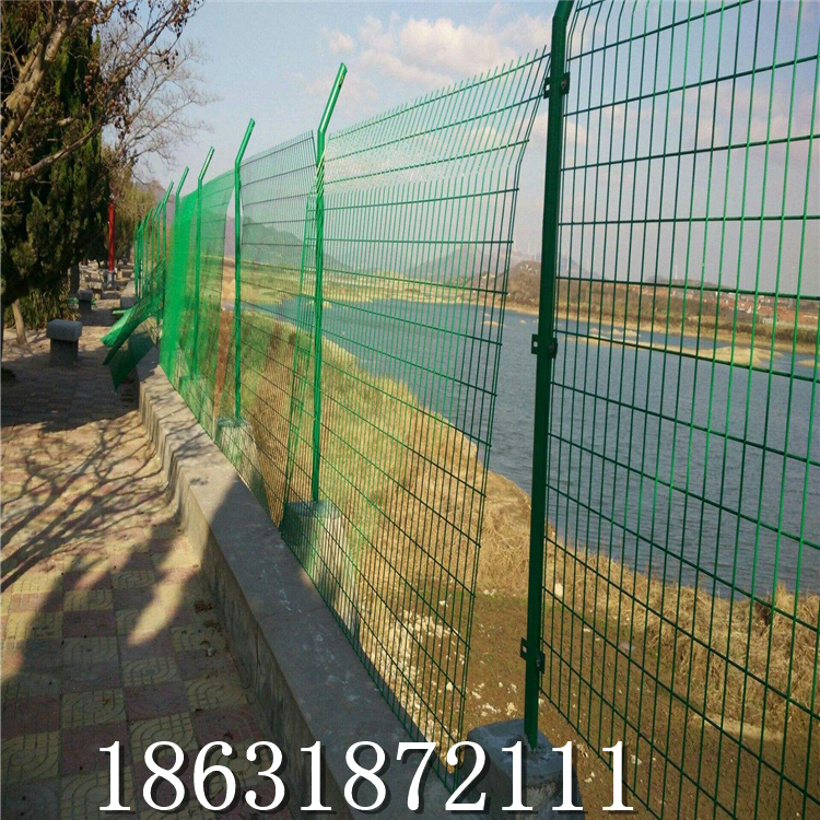公路隔离防护浸塑双边丝护栏网 龙润厂家现货低碳钢丝双边丝护栏网6