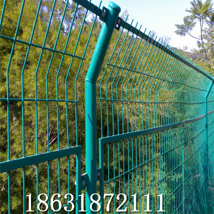 公路隔离防护浸塑双边丝护栏网 龙润厂家现货低碳钢丝双边丝护栏网9