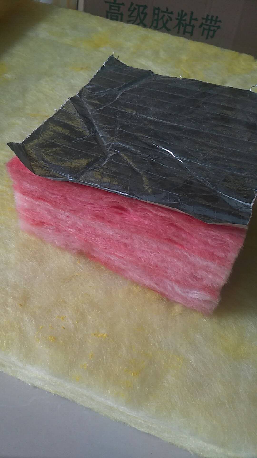 供应金威红色玻璃棉卷毡 环保玻璃丝棉 钢结构隔热吸音保温棉3