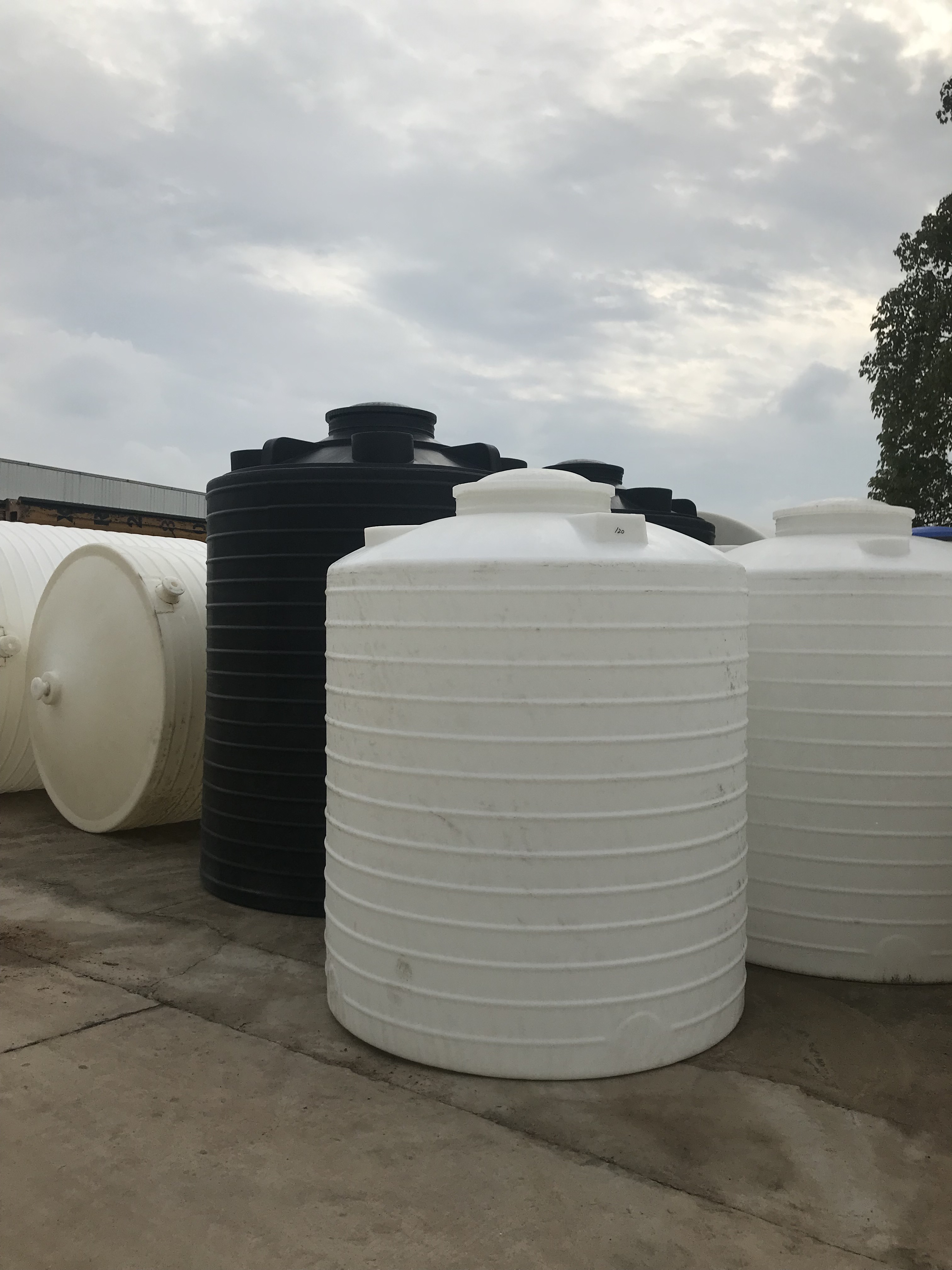 滚塑容器 衡水生产3吨塑料水箱制造厂家 5吨pe化工储罐定做3