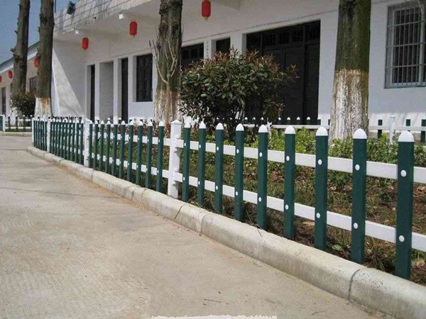 PVC花坛草坪护栏 美好乡村护栏 市政道路花坛护栏 PVC绿化带围栏1