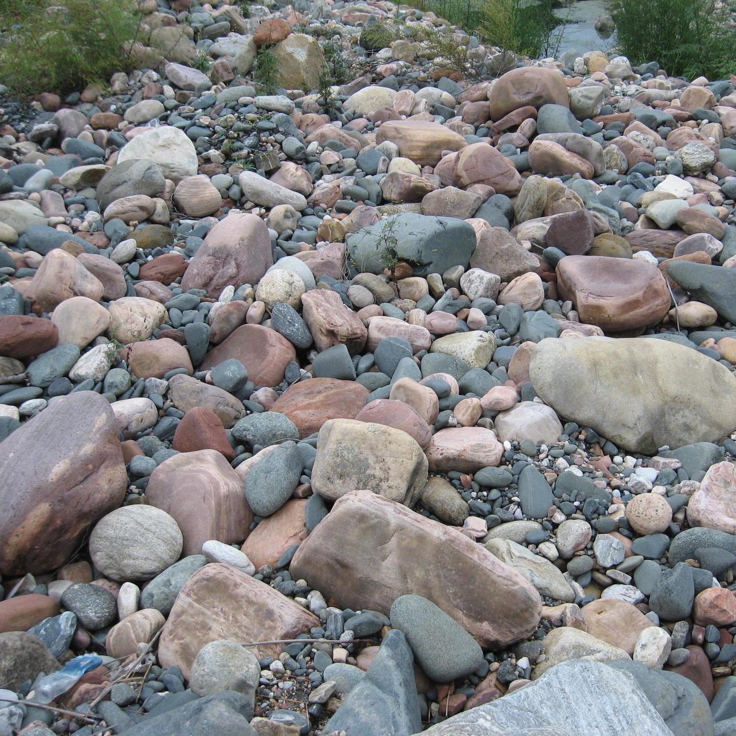 园林景观河滩石产地批发 大型河滩石 沙石、砾石、卵石 河滩水冲石10