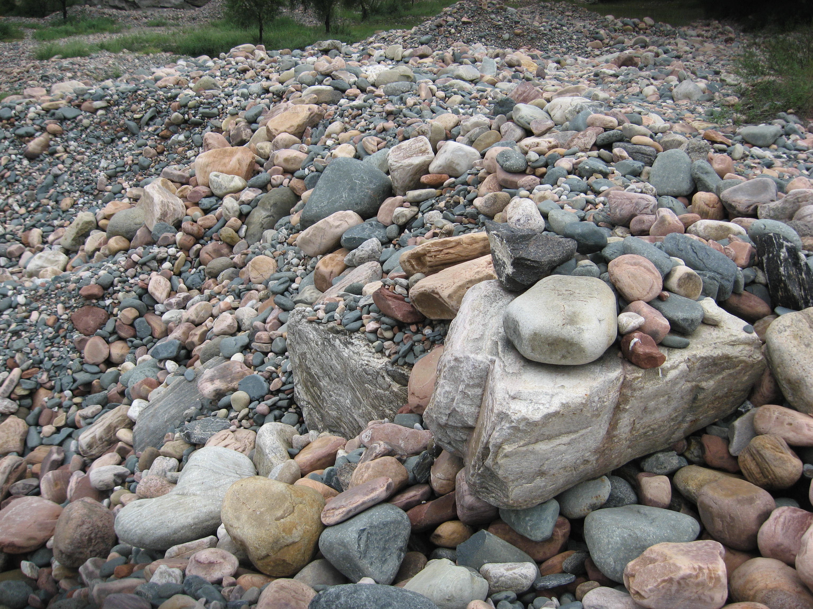 园林景观河滩石产地批发 大型河滩石 沙石、砾石、卵石 河滩水冲石3