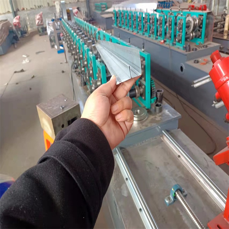 全自动龙骨制造设备 河北轻钢龙骨机生产厂家 轻钢吊顶龙骨加工机器