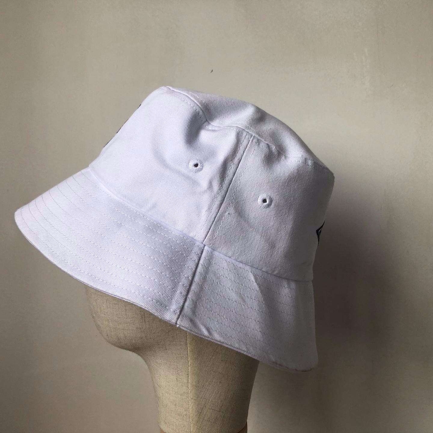 帽子 时尚绣花白色平顶边帽渔夫帽盆帽1