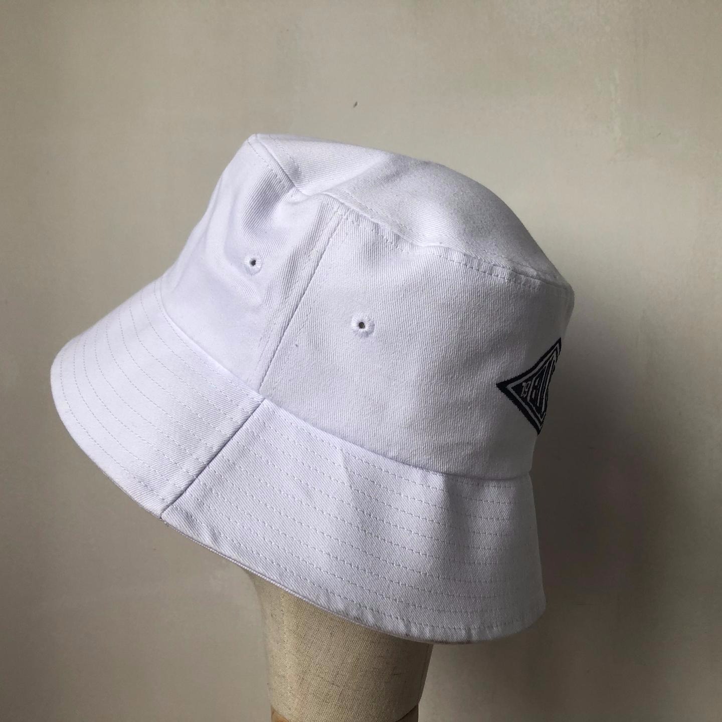 帽子 时尚绣花白色平顶边帽渔夫帽盆帽2