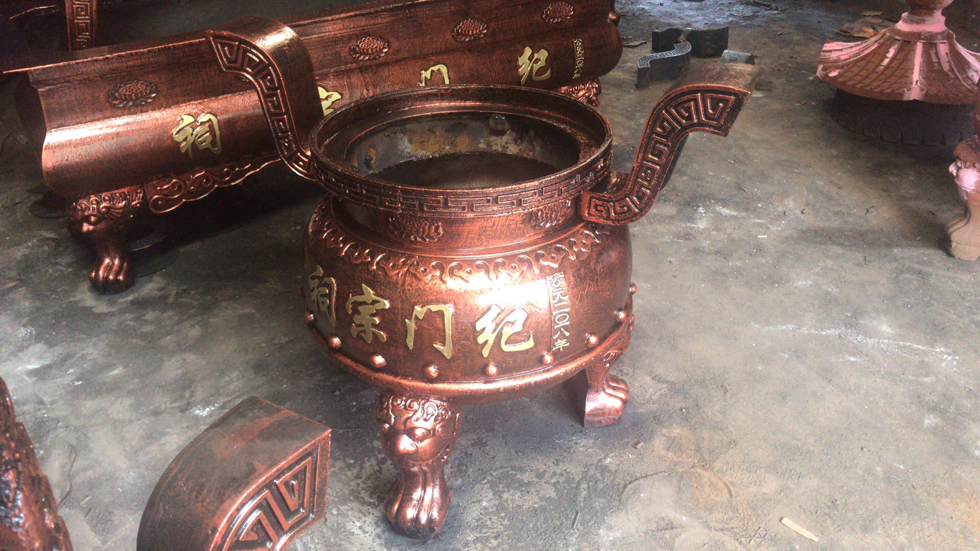 香炉铸造铸铜圆形香炉 圆形小香炉带盖圆四龙柱香炉价格3