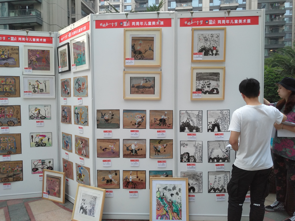 上海务美儿童书画 展示架 绘画 油画作品展览展示活动展板架出租2