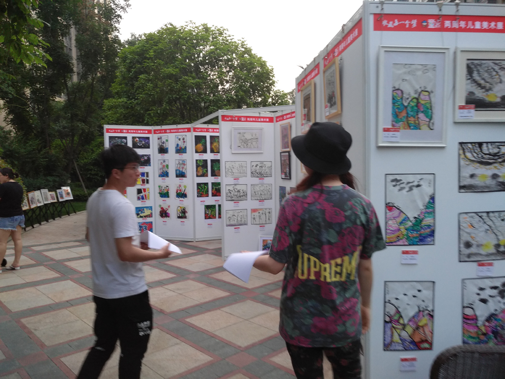 上海务美儿童书画 展示架 绘画 油画作品展览展示活动展板架出租4