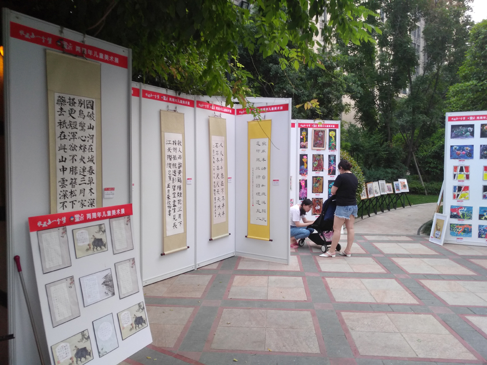 上海务美儿童书画 展示架 绘画 油画作品展览展示活动展板架出租3
