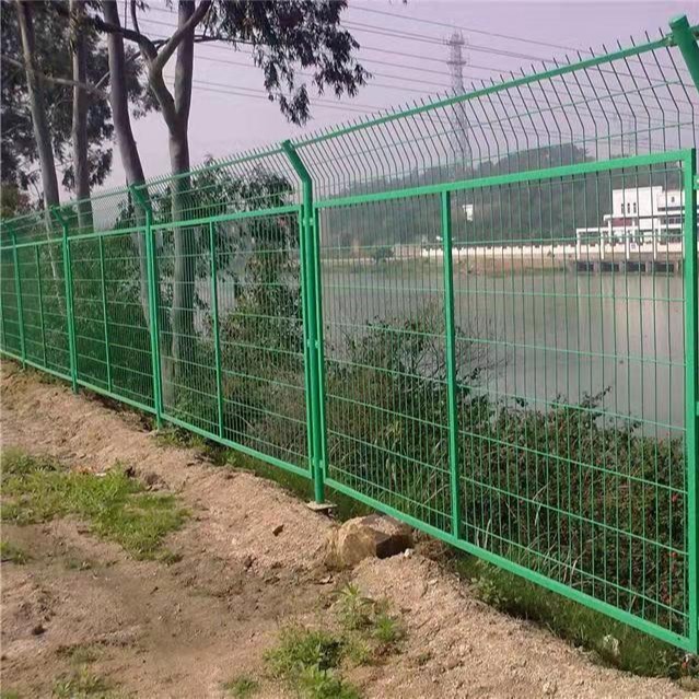 铁路框架护栏网 绿色浸塑学校围栏 领诺丝网 铁丝网 外墙围栏