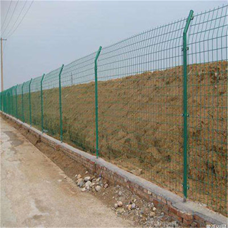 高速公路隔离护栏 优质护栏网阻车桩专业安装 双边丝护栏网1