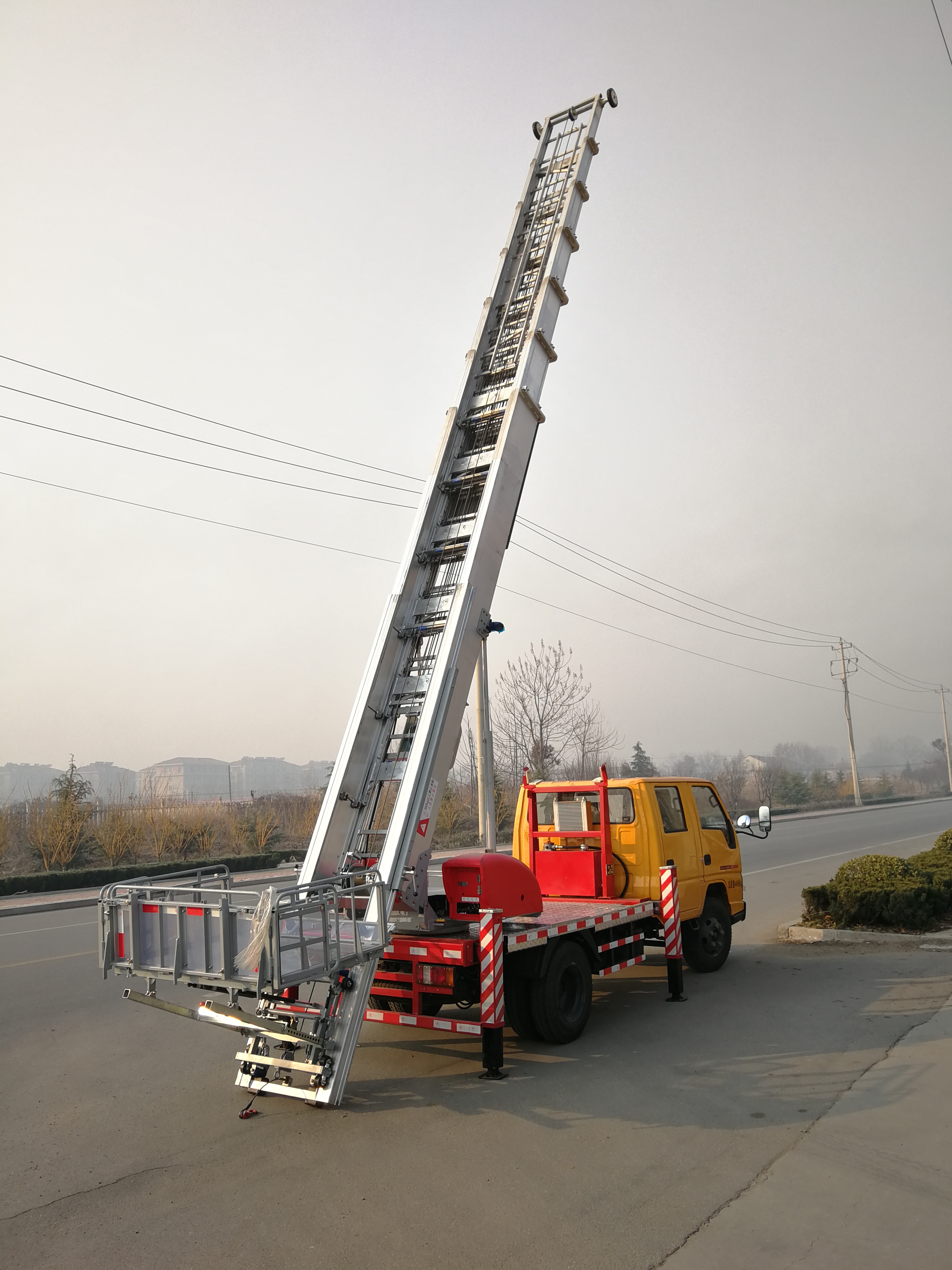 韩国湖龙32米45米云梯车上料下料方便 园林和高空作业机械6