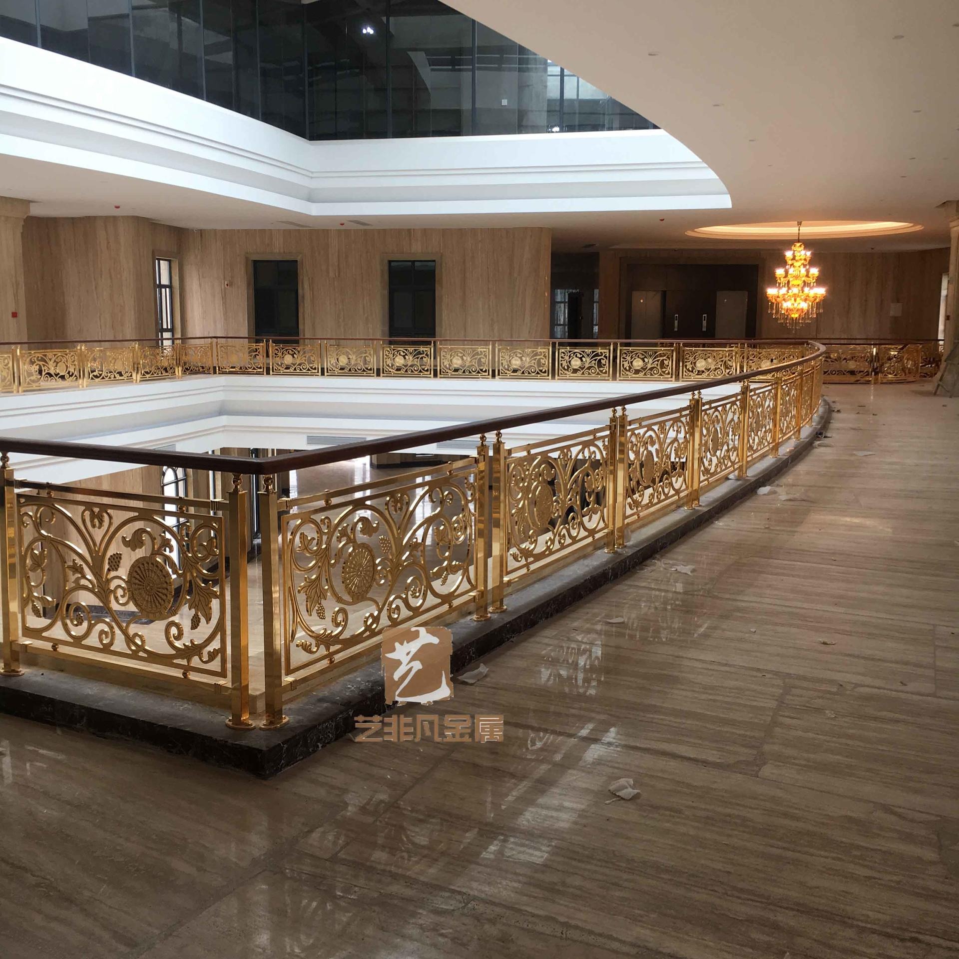 南京奢华度假酒店安装楼梯扶手 铜艺精雕楼梯护栏将空间表现得