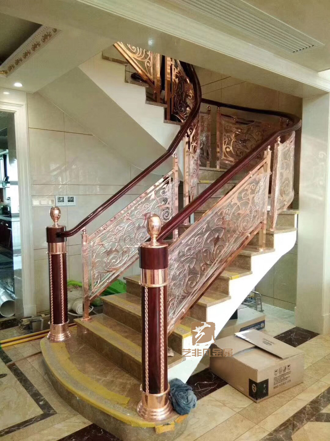 南京奢华度假酒店安装楼梯扶手 铜艺精雕楼梯护栏将空间表现得1