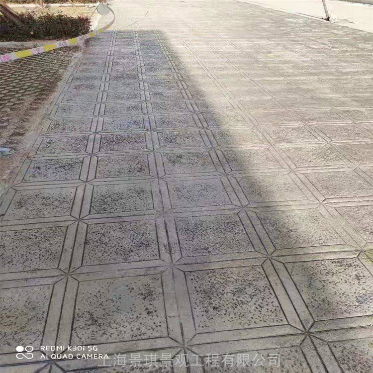 踏步台阶仿木纹压花地坪装饰 盘锦市学校路面铺装彩色压模混凝土1