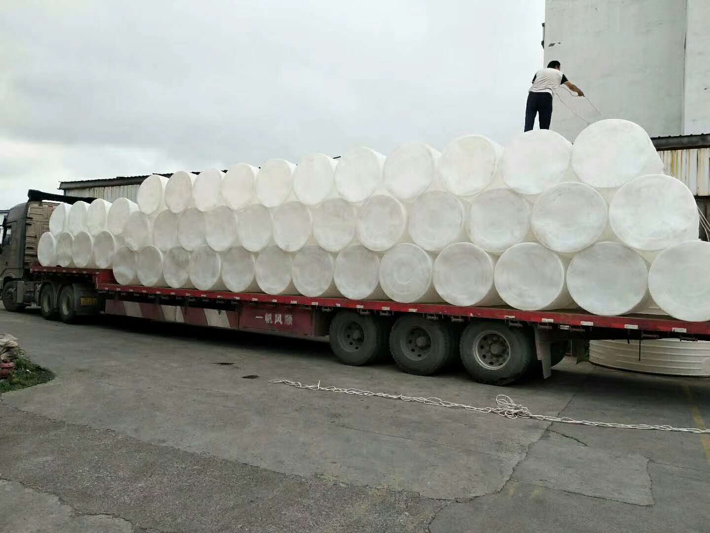 宝兴县PE储罐 20吨消防塑料水箱 塑胶水塔 塑料桶厂家8