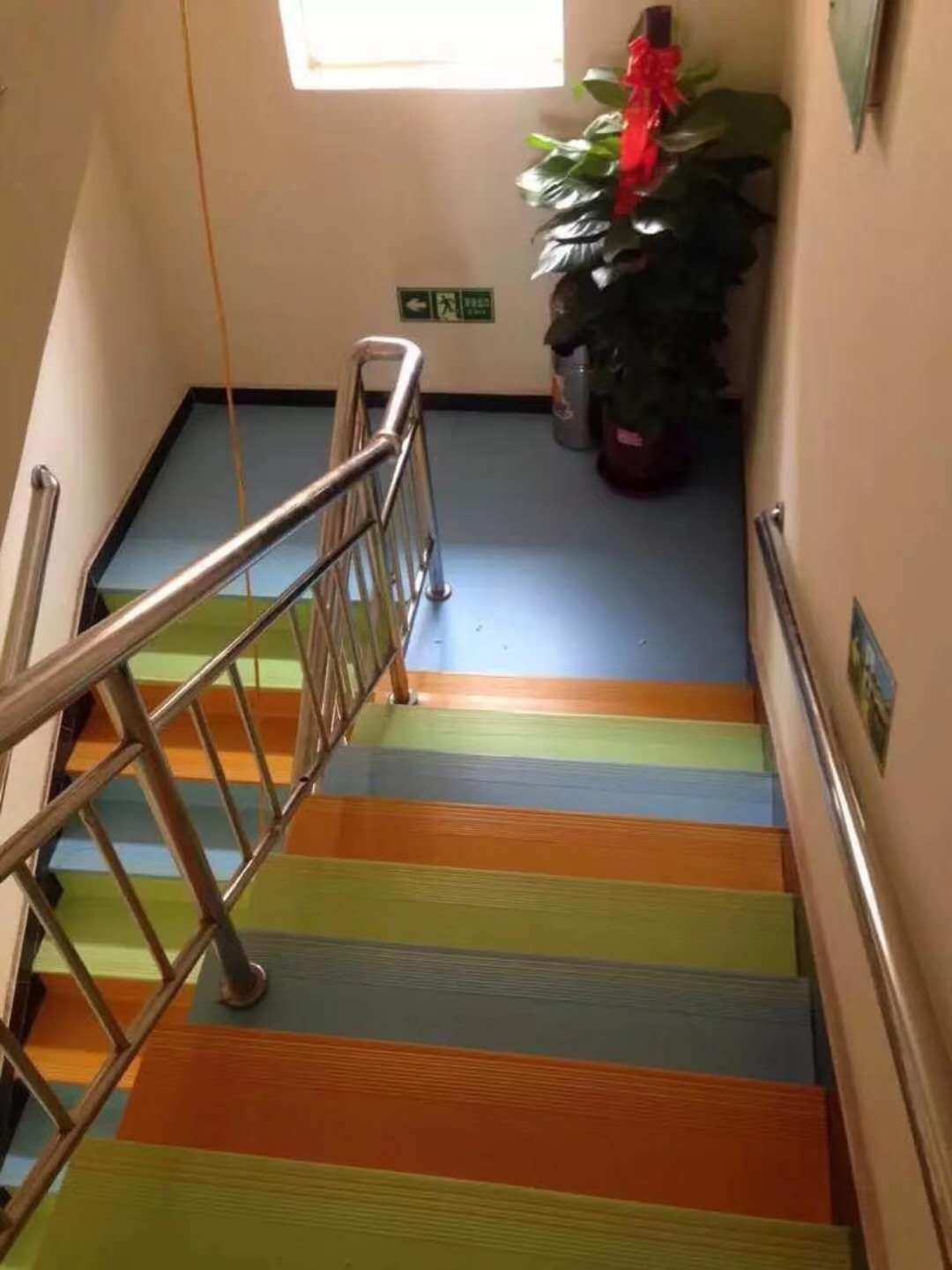 其他地板 正蓝塑胶厂家直销 楼梯上要安装可以静音防滑的地板4